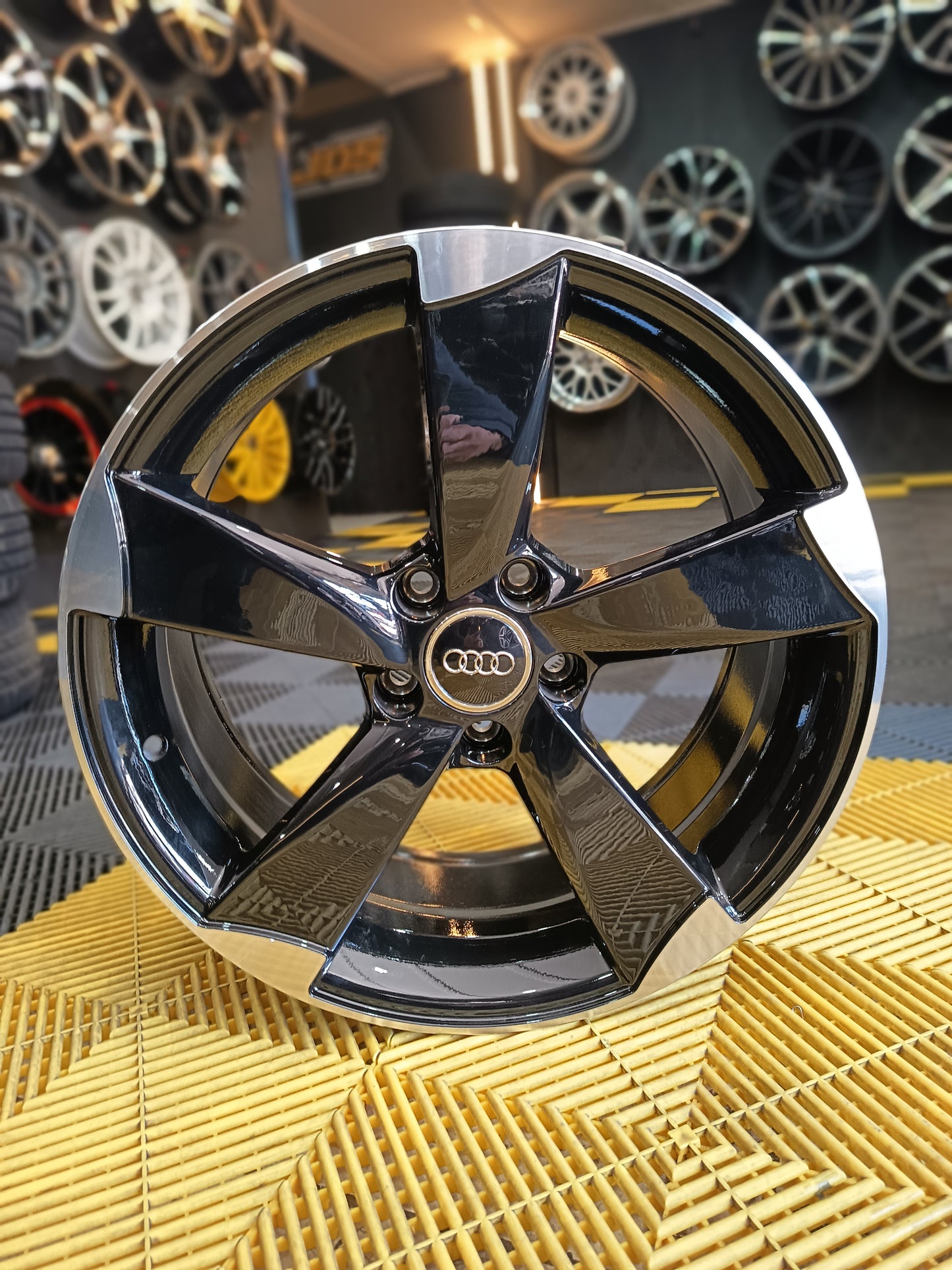 SET  DE LLANTAS  ALEACION 18x8 5*112 BMF