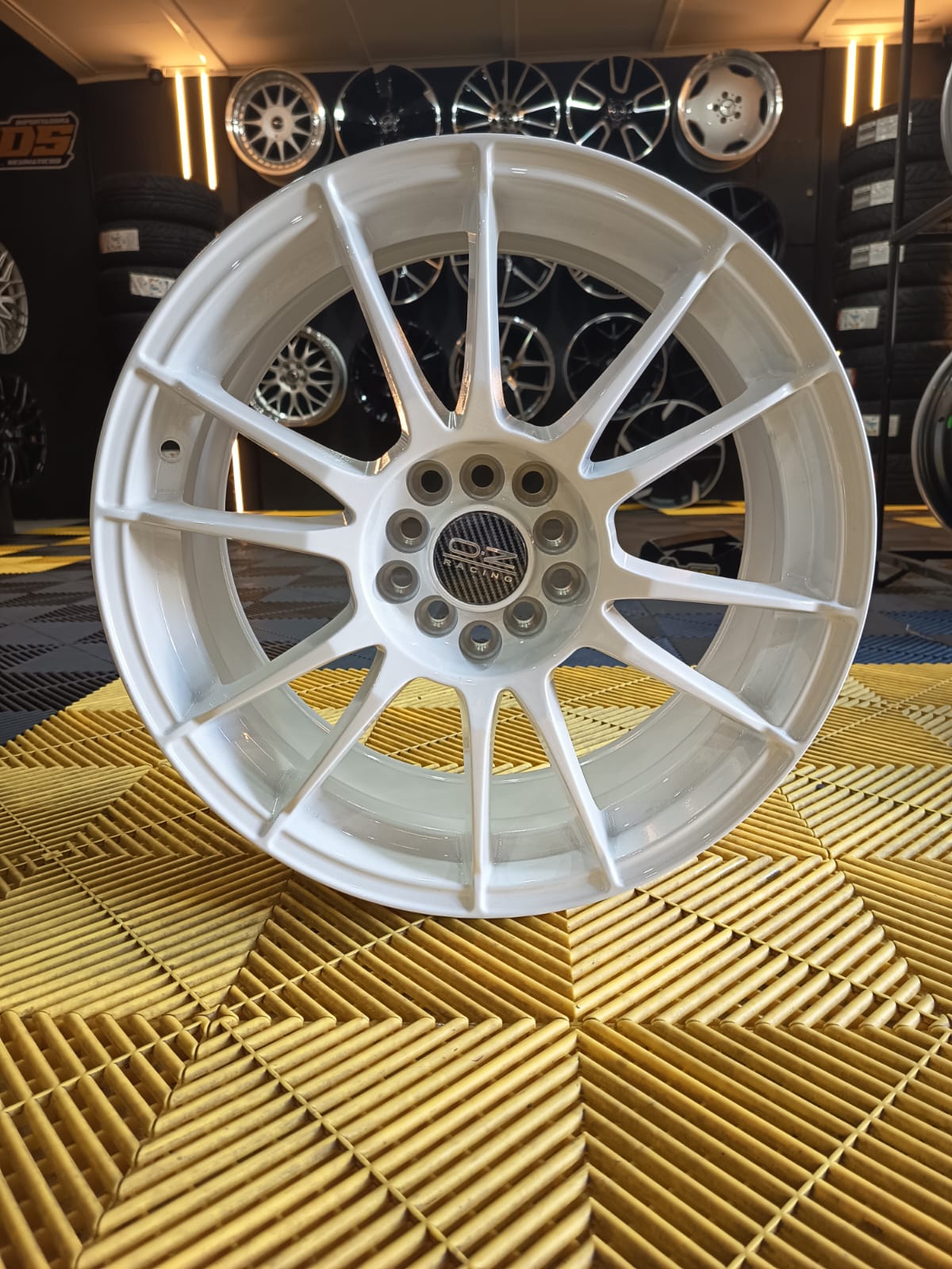 SET DE LLANTAS ALEACION 17x7.5 5*100 / 114.3  RACE WHITE